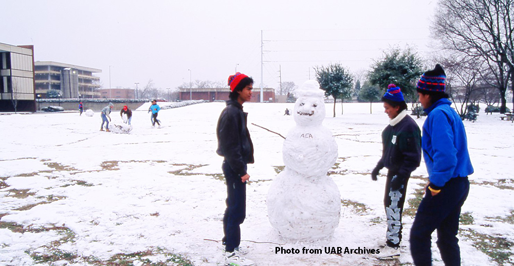 Students build snowmen in the UAB Mini Park