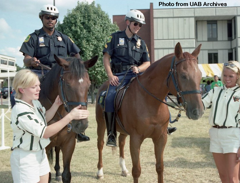 Students and the UAB Mounted Police during an event for new students, 1998